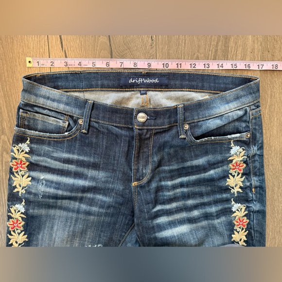 Driftwood Jeans with Floral Detail Size 30 - Picture 11 of 12